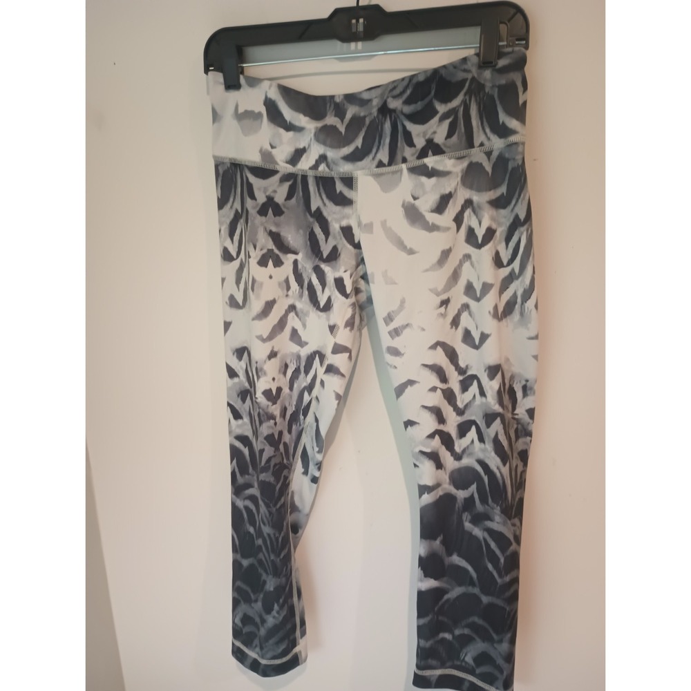 Lululemon Wunder Under Crop Leggings Sz 8 Black White Abstract Feathers Capri